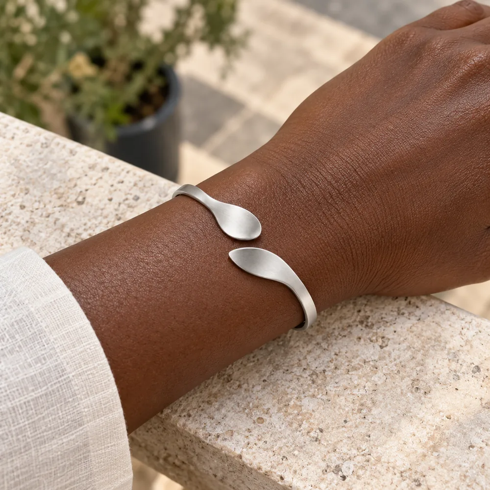 Bracelete aberta usada no pulso